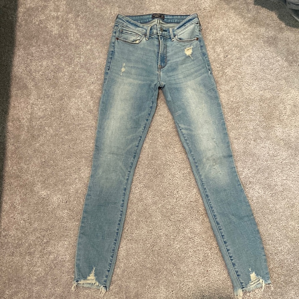 Women’s Abercrombie Mid Rise Super Skinny Ankle jeans. Light wash. Size 25